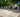 Place de stationnement réservée aux véhicules électriques avec borne de recharge, soulignant l'engagement des hôtels pour une mobilité durable.